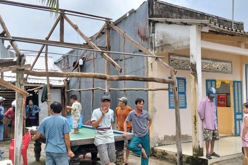 Dông lốc cuốn bay 15 mái nhà ở Cà Mau
