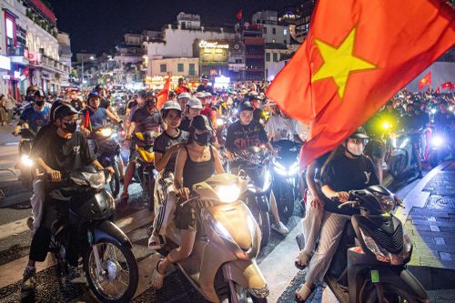 Người dân đổ ra đường ăn mừng U23 Việt Nam chiến thắng