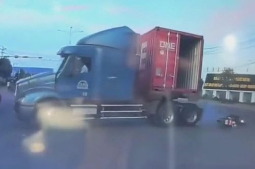 Xe container ở TP.HCM đi tốc độ cao, suýt gây tai nạn nghiêm trọng