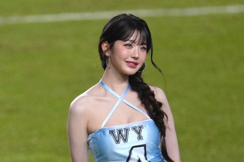 Jang Won Young mặc váy quá ngắn bị phản ứng