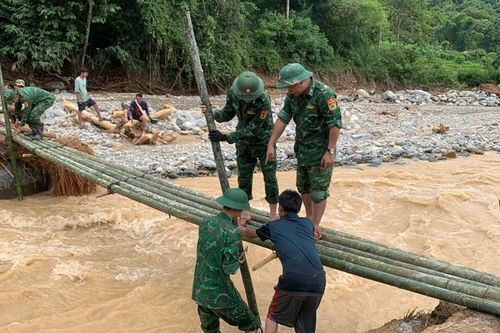 Căng sức giúp dân khắc phục hậu quả của đợt mưa lũ lịch sử