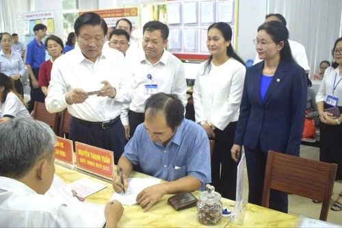 Đồng chí Phan Đình Trạc kiểm tra Trung tâm phục vụ hành chính công phường Long Khánh, tỉnh Đồng Nai