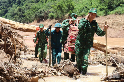 Huy động tổng lực giúp dân vùng lũ