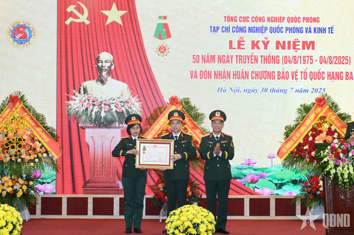 Tạp chí Công nghiệp quốc phòng và Kinh tế đón nhận Huân chương Bảo vệ Tổ quốc hạng Ba