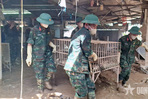 'Bà con yên tâm, bộ đội còn ở lại'