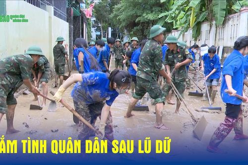 Thắm tình quân dân sau lũ dữ