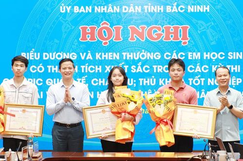 Đoạt Huy chương Vàng Olympic Hóa học quốc tế, em Ngô Quang Minh được tỉnh Bắc Ninh khen thưởng 500 triệu đồng