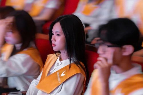 Bước ra khỏi ánh đèn sân khấu: Bài học sau danh hiệu thủ khoa 2024