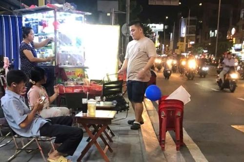 Vỉa hè mới nâng cấp đã bị lấn chiếm