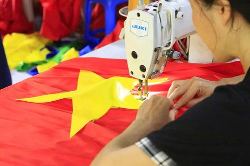 Xưởng may cờ Tổ quốc tất bật trước thềm Quốc khánh 2-9
