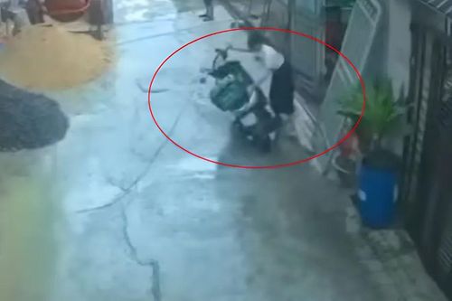 Kiểm điểm, phê bình nữ cán bộ phường xô ngã xe máy của shipper