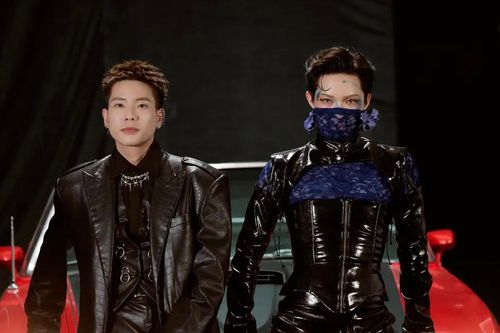 Quân A.P rủ Pháp Kiều 'cháy' hết mình trong MV 'Falling with you'