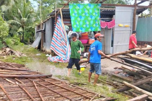 Cà Mau: Trận lốc xoáy làm 15 căn nhà bị sập và tốc mái