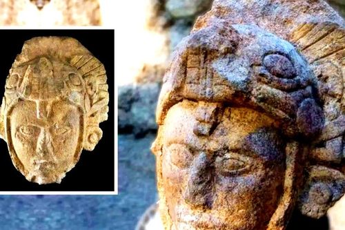 Bí ẩn tượng chiến binh 1.000 năm tuổi đội mũ rắn há miệng đe dọa