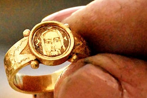 Nhẫn vàng và bùa hộ mệnh pha lê thời Trung cổ hé lộ bí mật động Trời