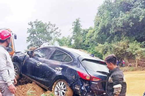Tìm thấy xe ô tô bị nước lũ cuốn trôi ở Quảng Trị