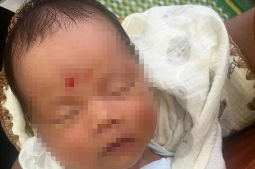 Bé trai sơ sinh được phát hiện nằm khóc một mình trên đê biển