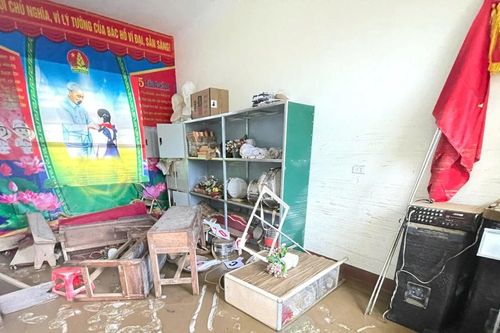 Thầy trò trắng tay trở lại trường sau mưa lũ