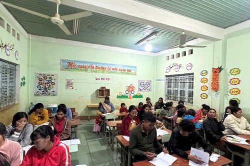 Lớp học xóa mù chữ nơi non cao Tu Mơ Rông