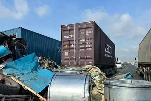Xe container va chạm trên Quốc lộ 5, giao thông ùn ứ