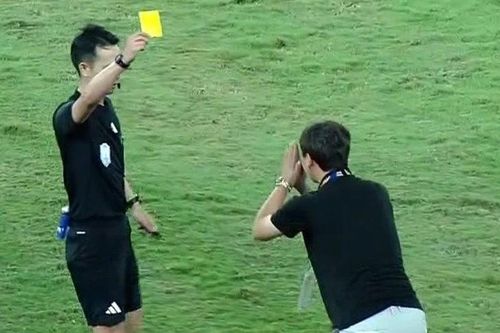 HLV Kim Sang-sik chắp tay vái lạy trọng tài, dùng độc chiêu phá bài ném biên của U23 Indonesia