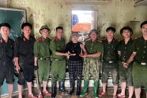 Xúc động nhận lại dây chuyền vàng, điện thoại vùi lấp trong bùn đất sau mưa lũ lịch sử