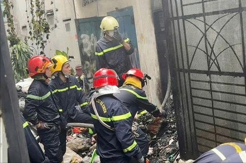 Cảnh sát kịp thời cứu 2 chị em mắc kẹt trong ngôi nhà cháy ngùn ngụt