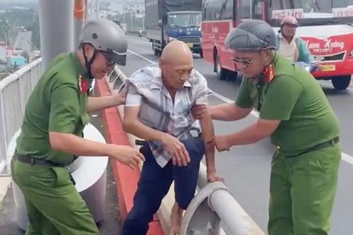 Kịp thời ngăn chặn người đàn ông có ý định nhảy cầu Rạch Miễu tự tử