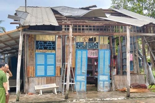 Dông lốc làm sập, tốc mái hơn 40 căn nhà tại Cà Mau