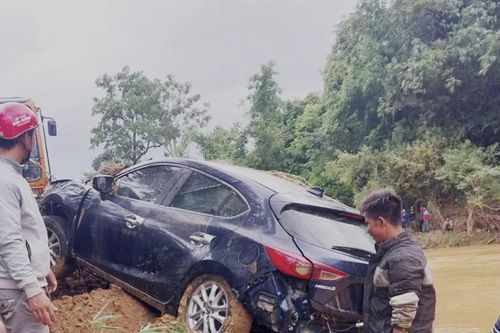 Ô tô chở 4 thanh niên bị nước cuốn trôi sau khi vượt rào cảnh báo đã được tìm thấy