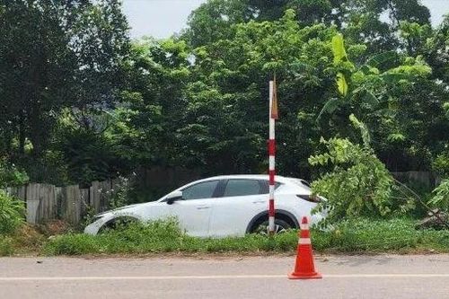 Cụ bà đang làm ruộng bị ô tô mất lái đâm tử vong