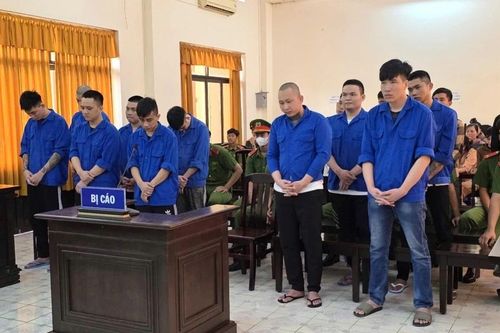 Nổ súng hỗn chiến giữa quốc lộ, người dân trúng đạn