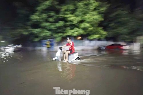Mưa to, đường phố Bắc Ninh lại chìm trong 'biển nước'