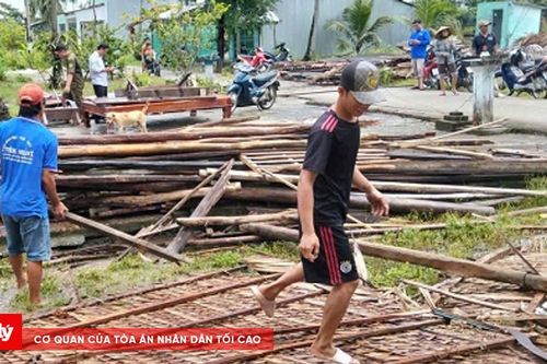 Cà Mau: Giông lốc làm sập và tốc mái nhiều nhà dân