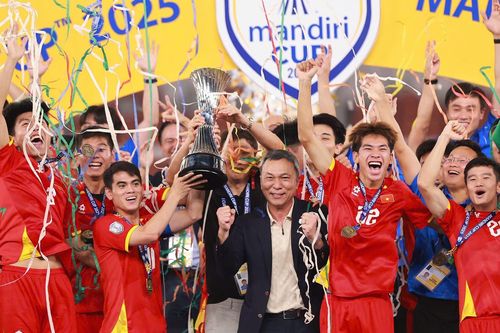 U23 Việt Nam nhận thưởng 2 tỉ đồng, 'ôm' Cúp về nước