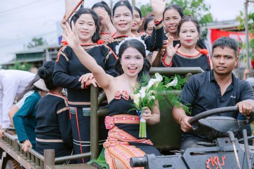 Cô dâu Ê Đê rước rể bằng công nông, rộn ràng cả buôn làng