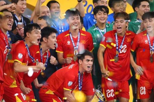 Video không có trên truyền hình: U23 Việt Nam hát vang ăn mừng vô địch