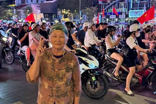 Cụ bà 91 tuổi 'đi bão' mừng đội tuyển U23 Việt Nam vô địch, vui quên lối về