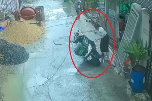 Vụ nữ cán bộ phường đẩy ngã xe máy: Nam shipper nói về khoản bồi thường 500 nghìn