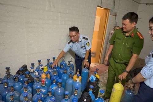 Phát hiện, tạm giữ hàng trăm bình khí N2O không rõ nguồn gốc tại Hà Nội