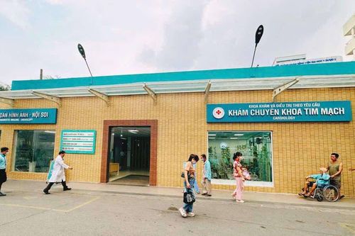 'Cò' bệnh viện lấy số thứ tự bán lại giá cao, TPHCM họp khẩn