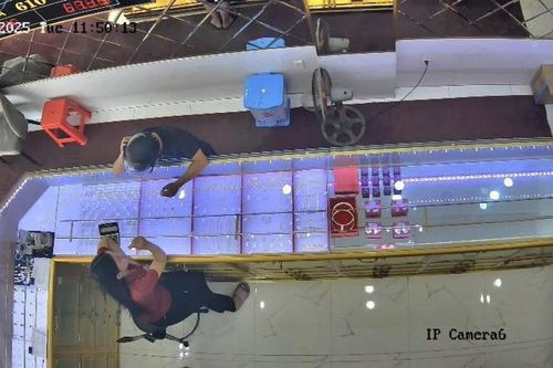 Clip nữ nhân viên đuổi theo, túm cổ áo kẻ cướp tiệm vàng