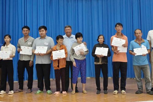 Chàng trai dân tộc Mạ bị di chứng chất độc da cam được trao sinh kế khởi nghiệp