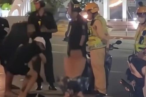 Vi phạm giao thông, nhóm thanh thiếu niên bị CSGT phạt 'thụt dầu'