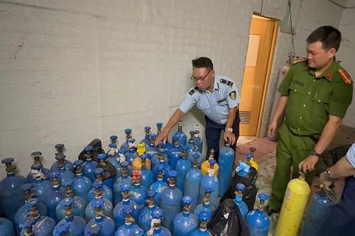 Phát hiện, tạm giữ hàng trăm bình 'khí cười' không rõ nguồn gốc