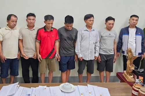 Bắt giữ ổ nhóm đánh bạc trên bãi đất nổi giữa sông