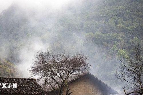 Bí mật sau những ngôi nhà trình tường bền trăm năm của người Mông ở vùng cao