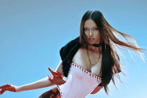 'Soi' dung nhan top 15 thí sinh Vietnam's Next Top Model 2025 vào nhà chung