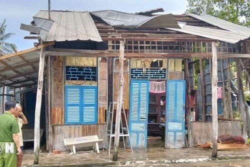 Dông lốc bất ngờ gây thiệt hại về tài sản tại Cà Mau