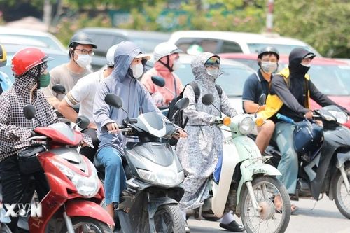Hà Nội thời tiết nắng nóng, oi bức với nền nhiệt cao